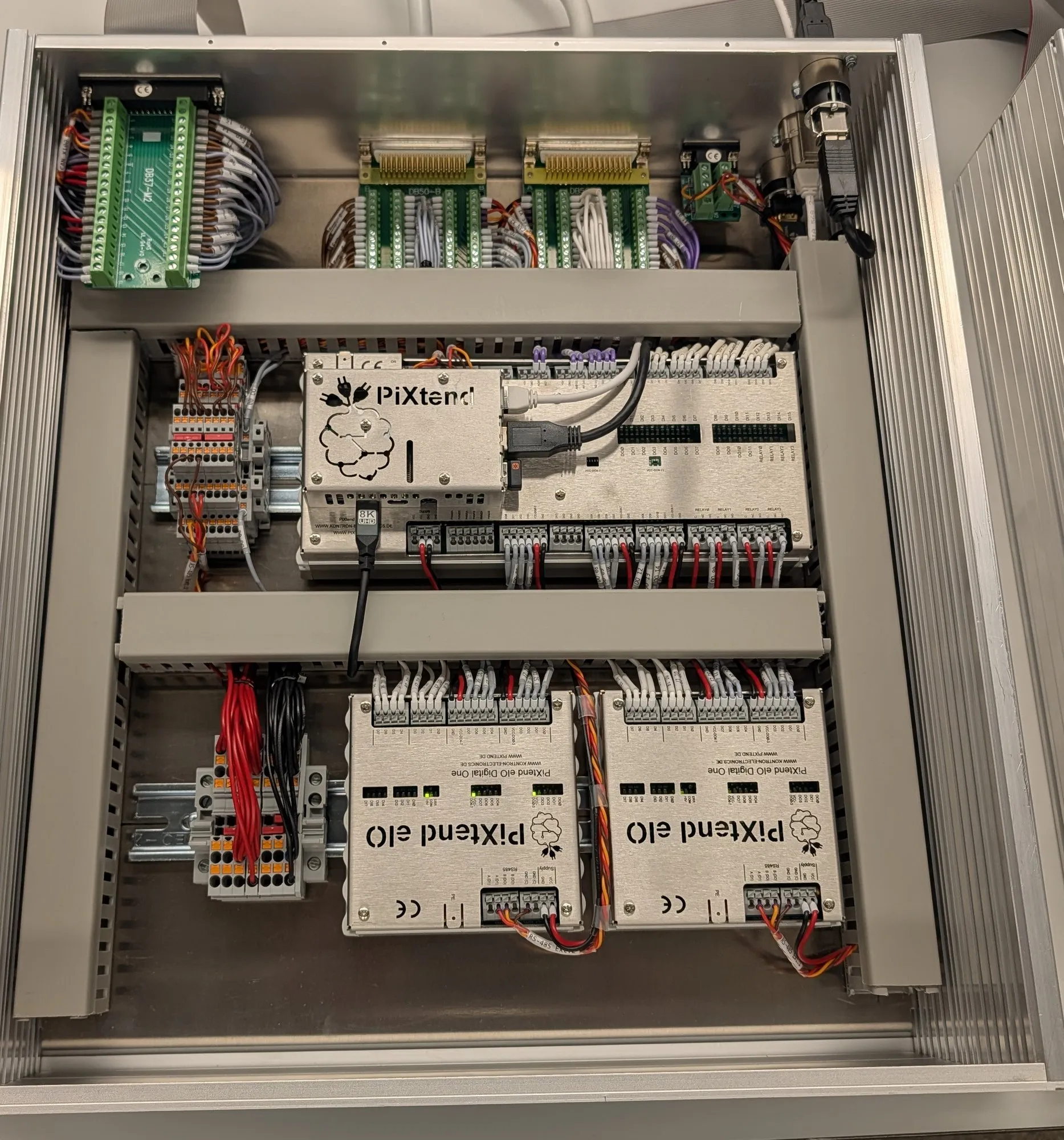 Control Unit mit CODESYS-Steuerung, zwei I/O-Modulen und Klemmenadaptern, angeschlossen und in Betrieb