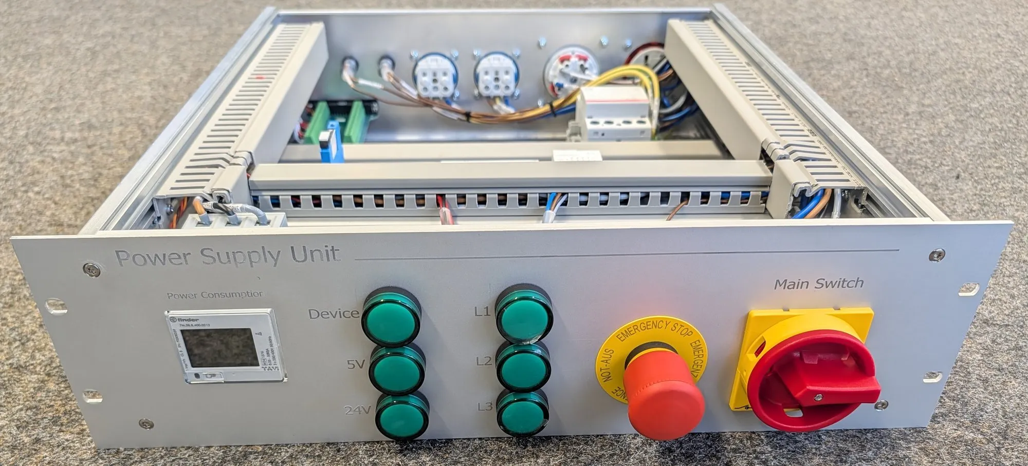 Frontplatte der Power Supply Unit mit Leistungsmessung, Meldeleuchten, Not-Aus und Hauptschalter